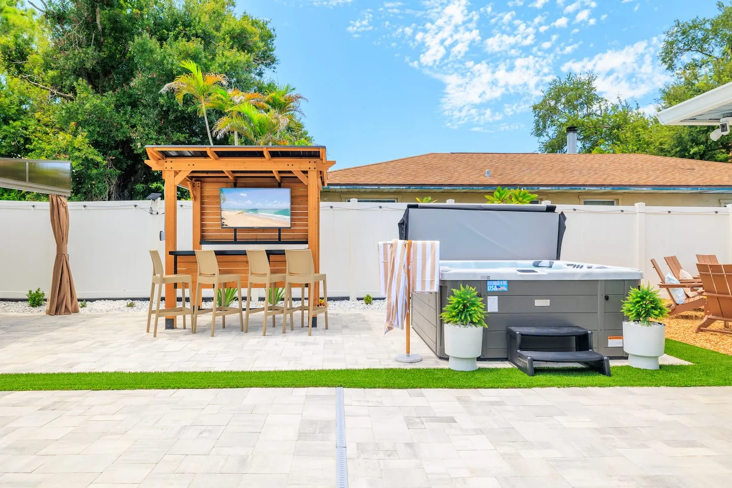 The Breezy Palm: outdoor bar pergola and hot tub