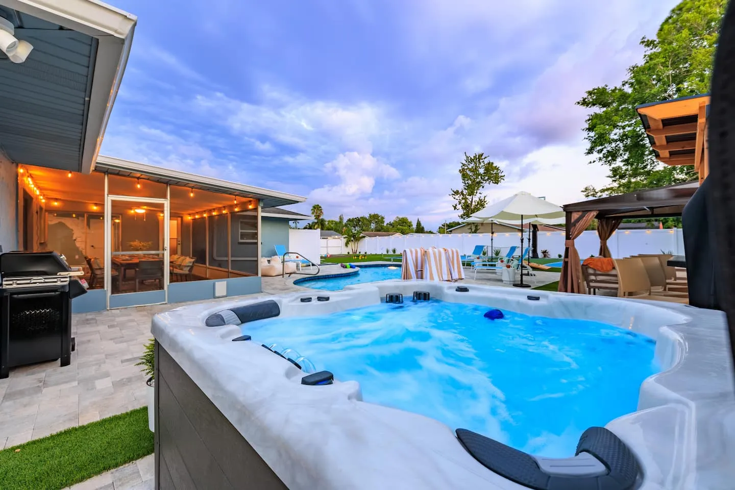 The Breezy Palm: seven-person hot tub