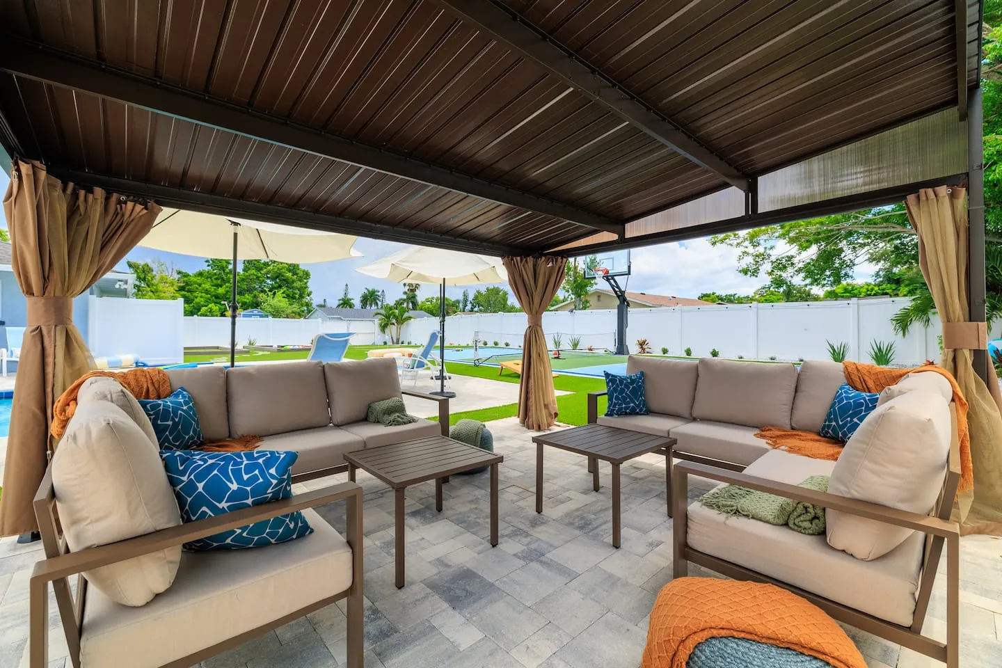 The Breezy Palm: covered lounge under the pergola