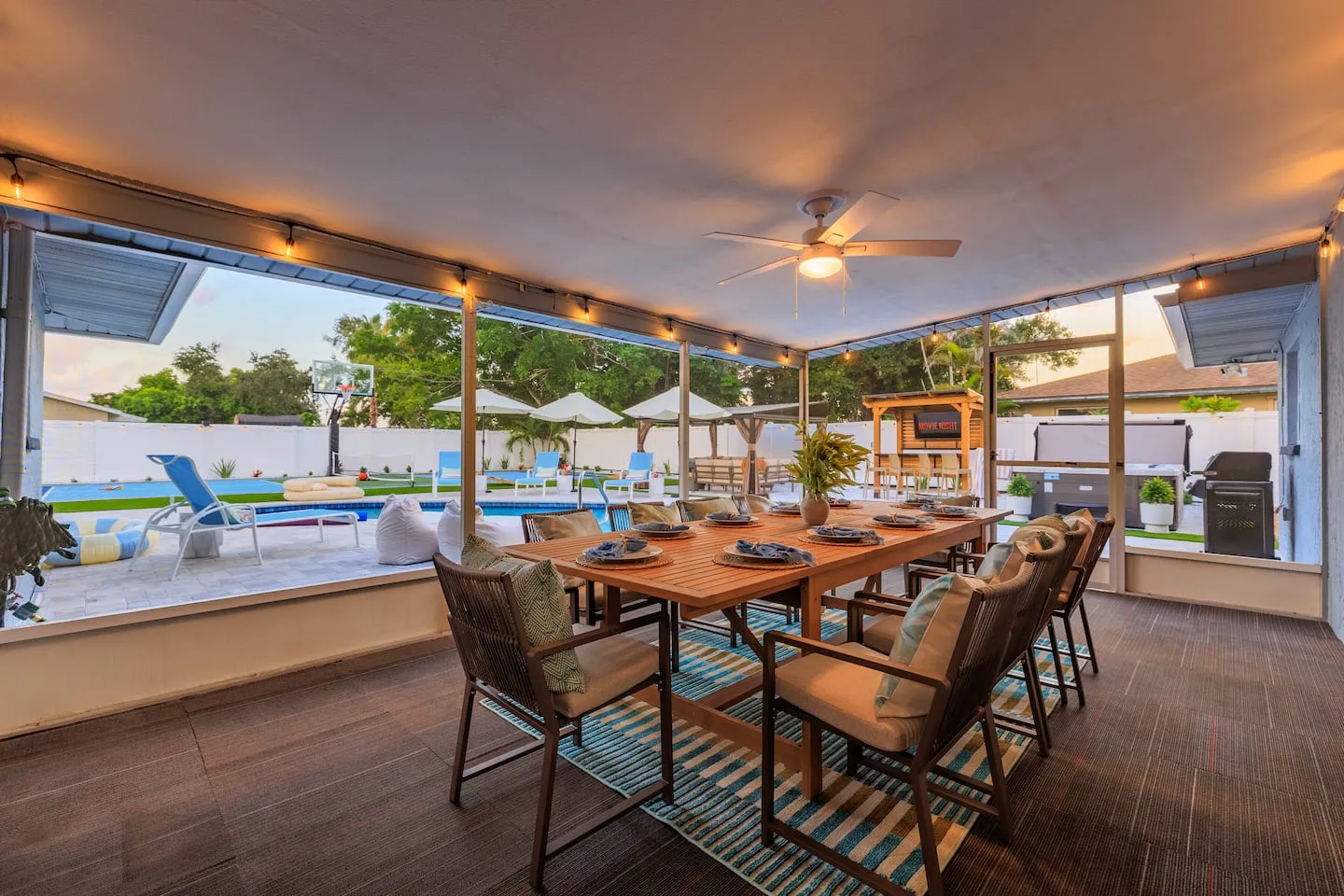 The Breezy Palm: covered outdoor dining area
