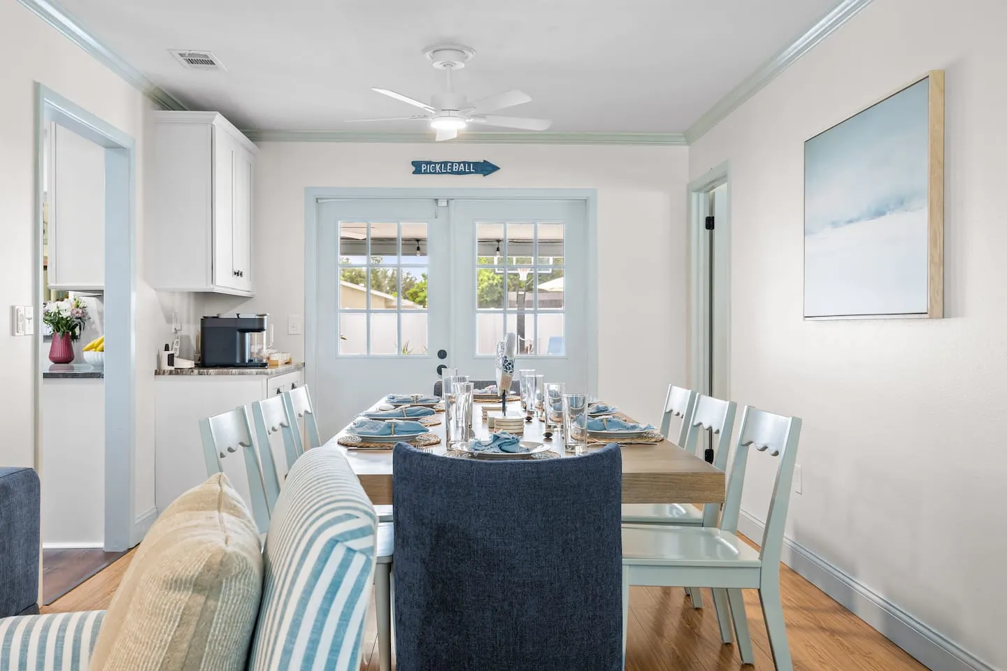 The Breezy Palm: dining area