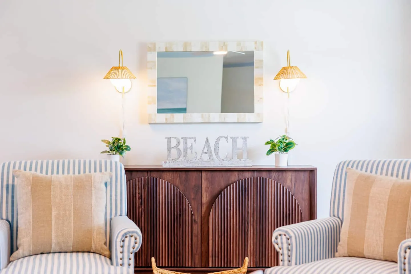 The Breezy Palm: console and mirror