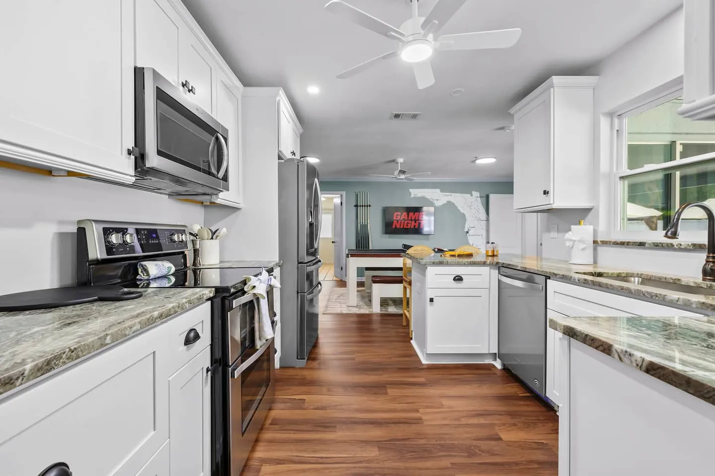 The Breezy Palm: galley kitchen