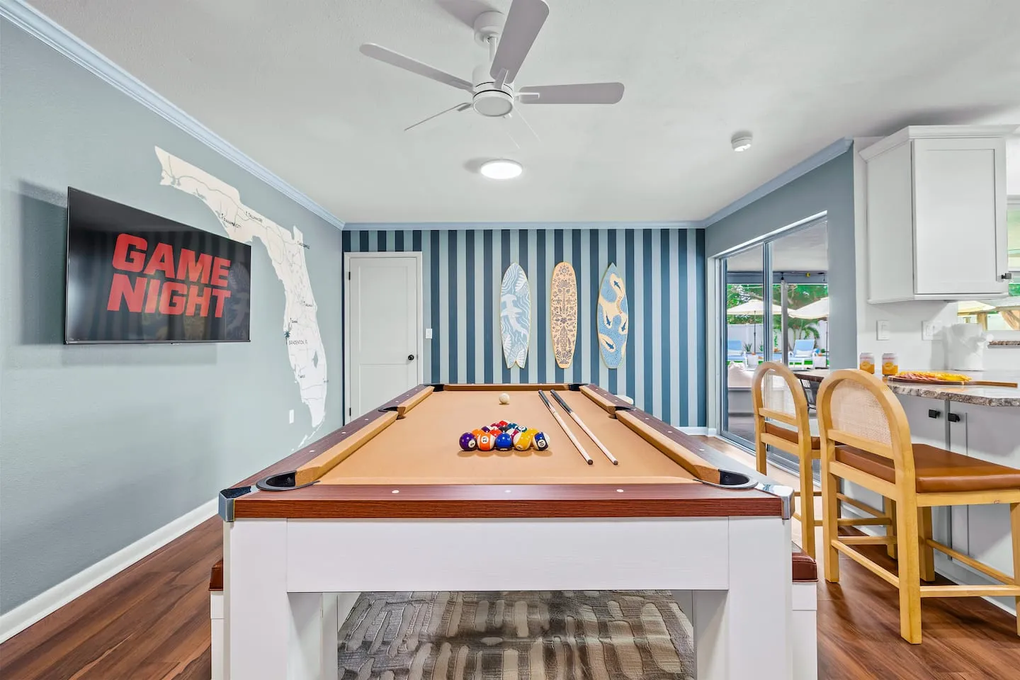 The Breezy Palm: game room pool table