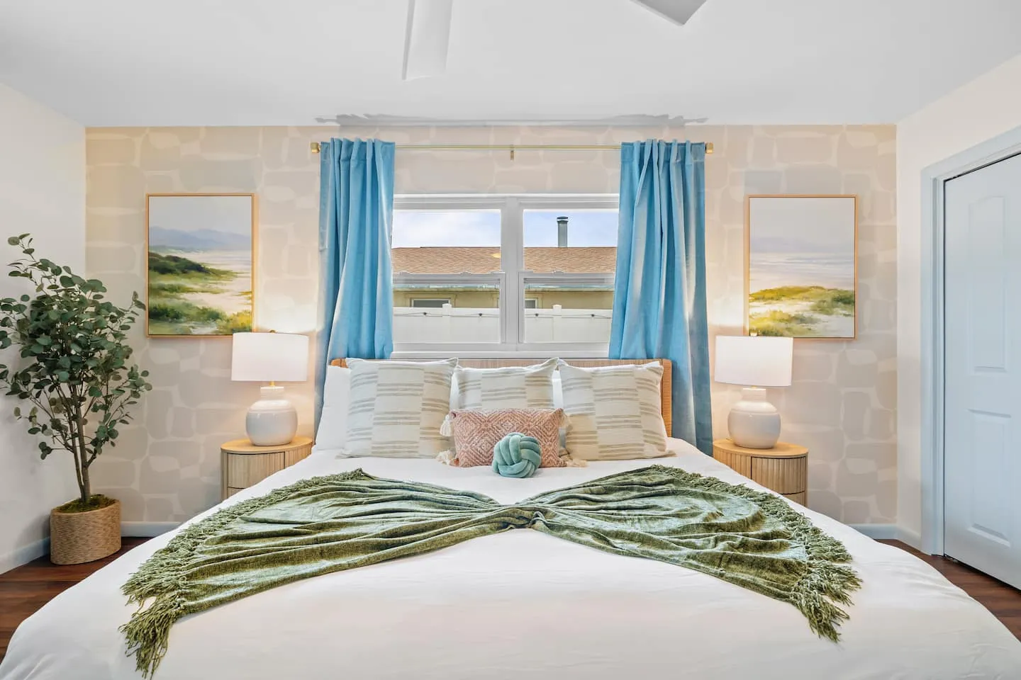 The Breezy Palm: bedroom with queen bed