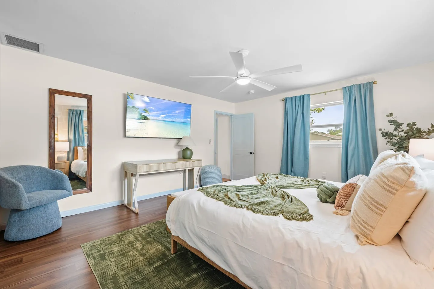 The Breezy Palm: bedroom with ceiling fan