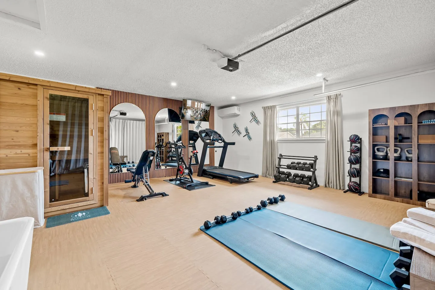 The Breezy Palm: home gym