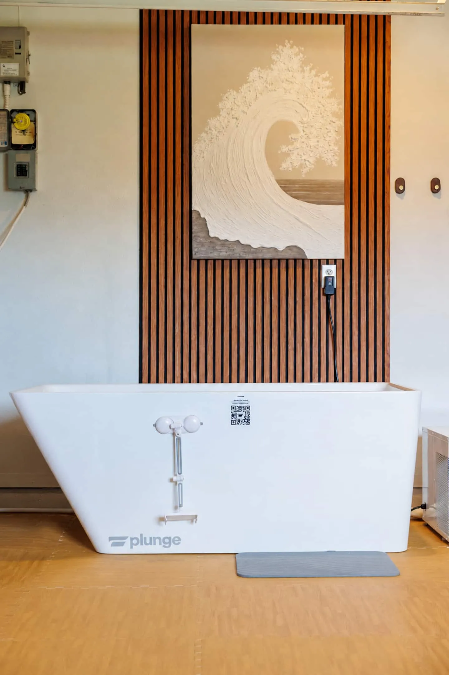 The Breezy Palm: freestanding soaking tub
