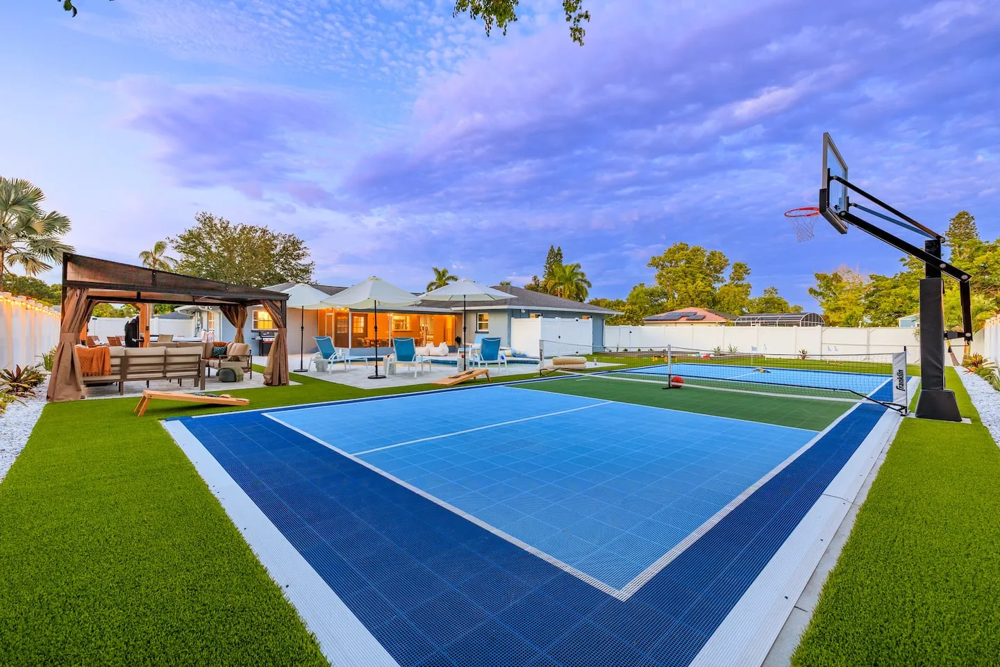 The Breezy Palm: sports court with basketball hoop