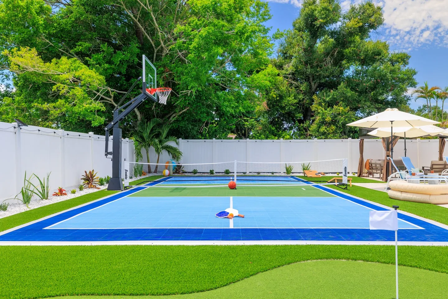 The Breezy Palm: sports court