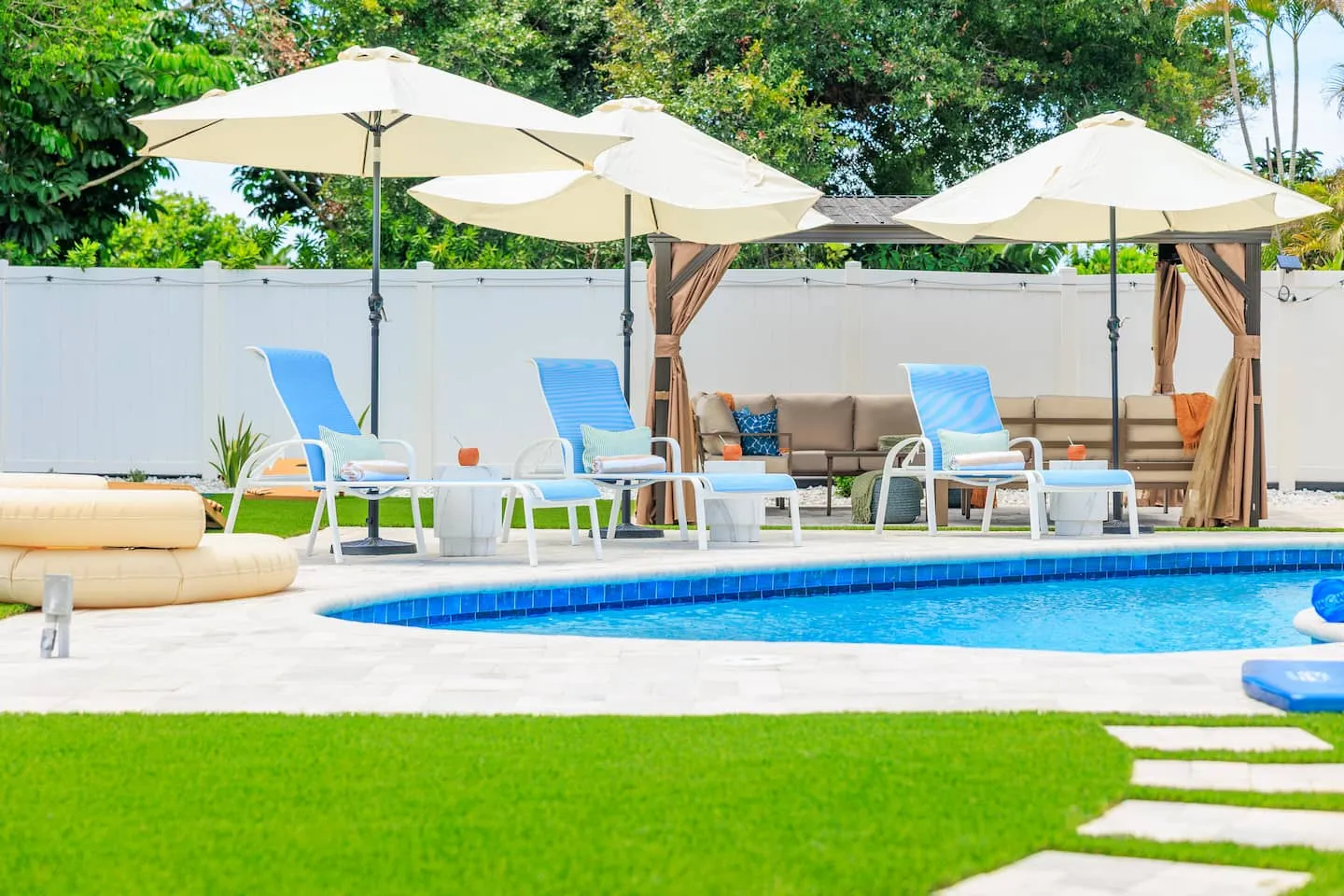 The Breezy Palm: pool with umbrellas