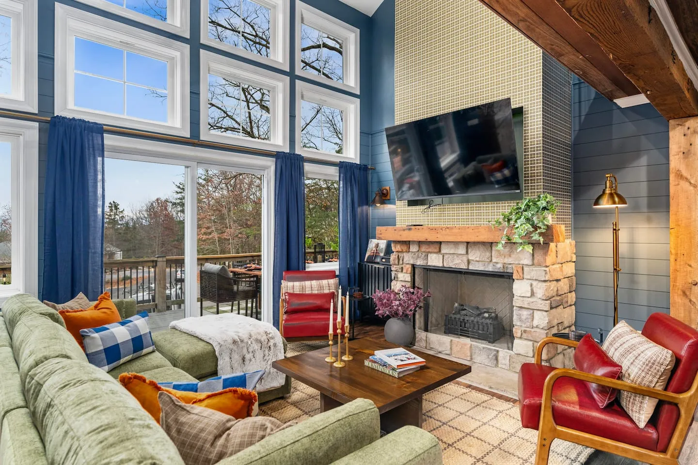 Honey Hollow: living room with fireplace and smart TV