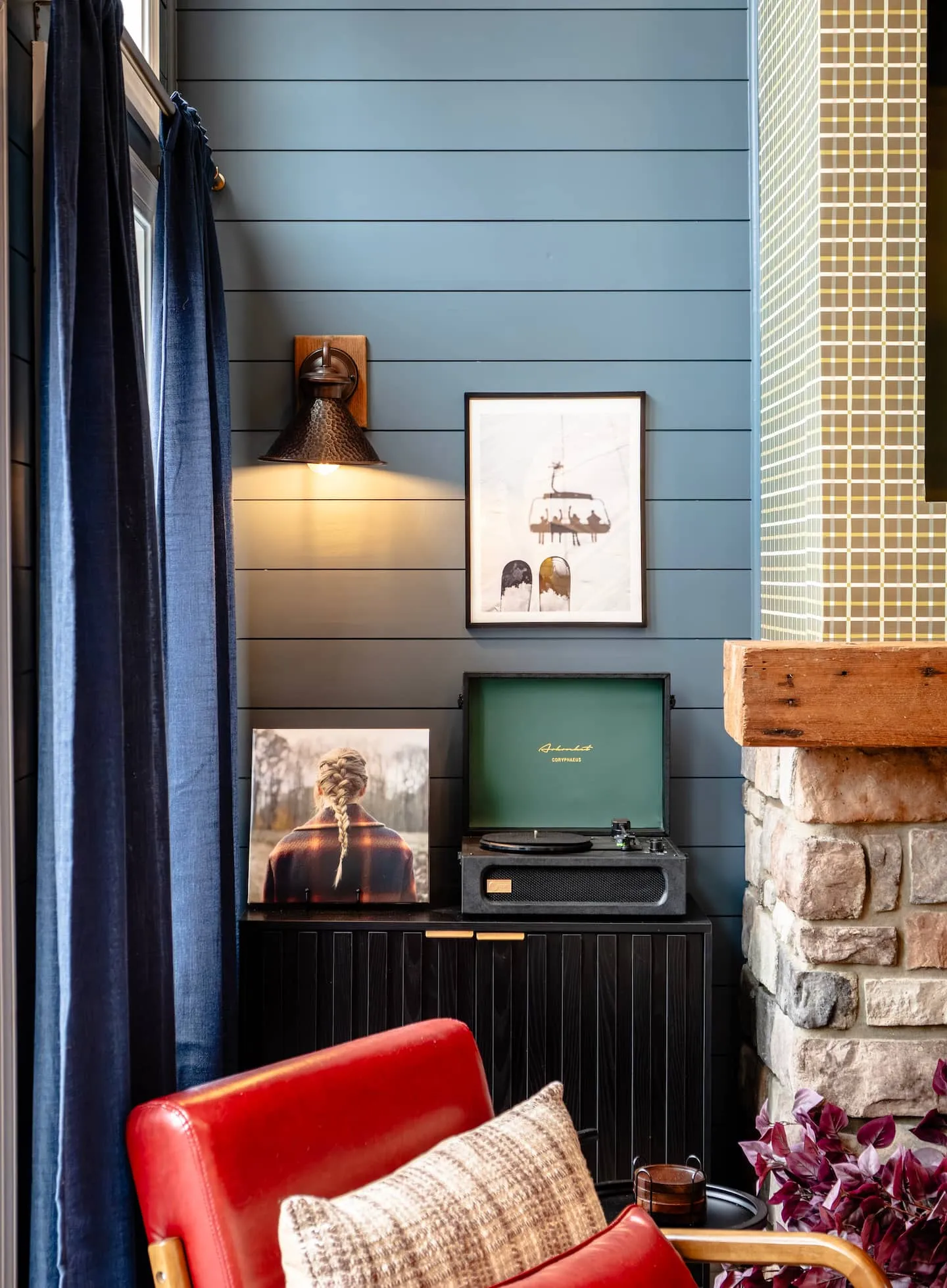 Honey Hollow: record player and vintage-style TV nook