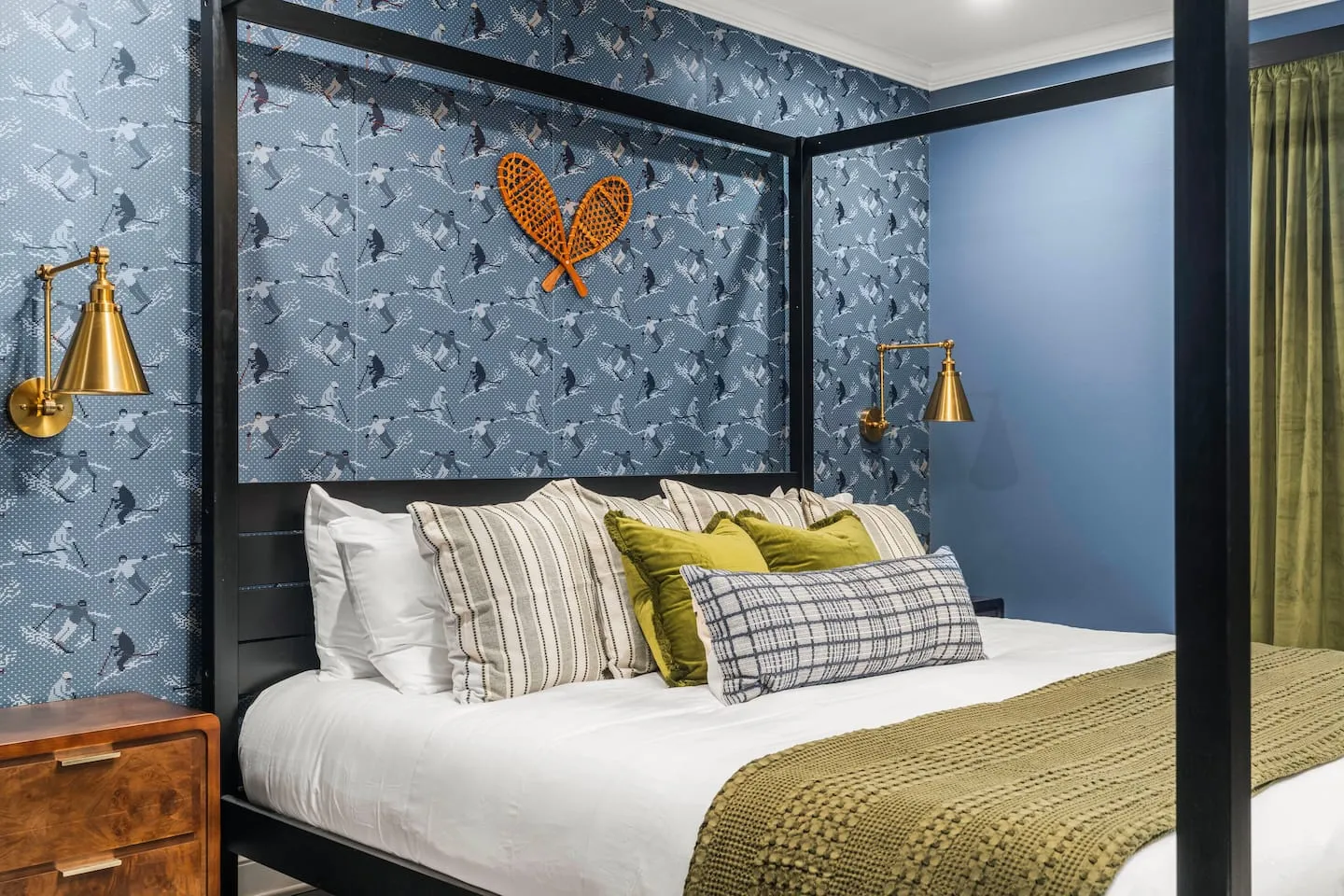 Honey Hollow: king bedroom with canopy bed