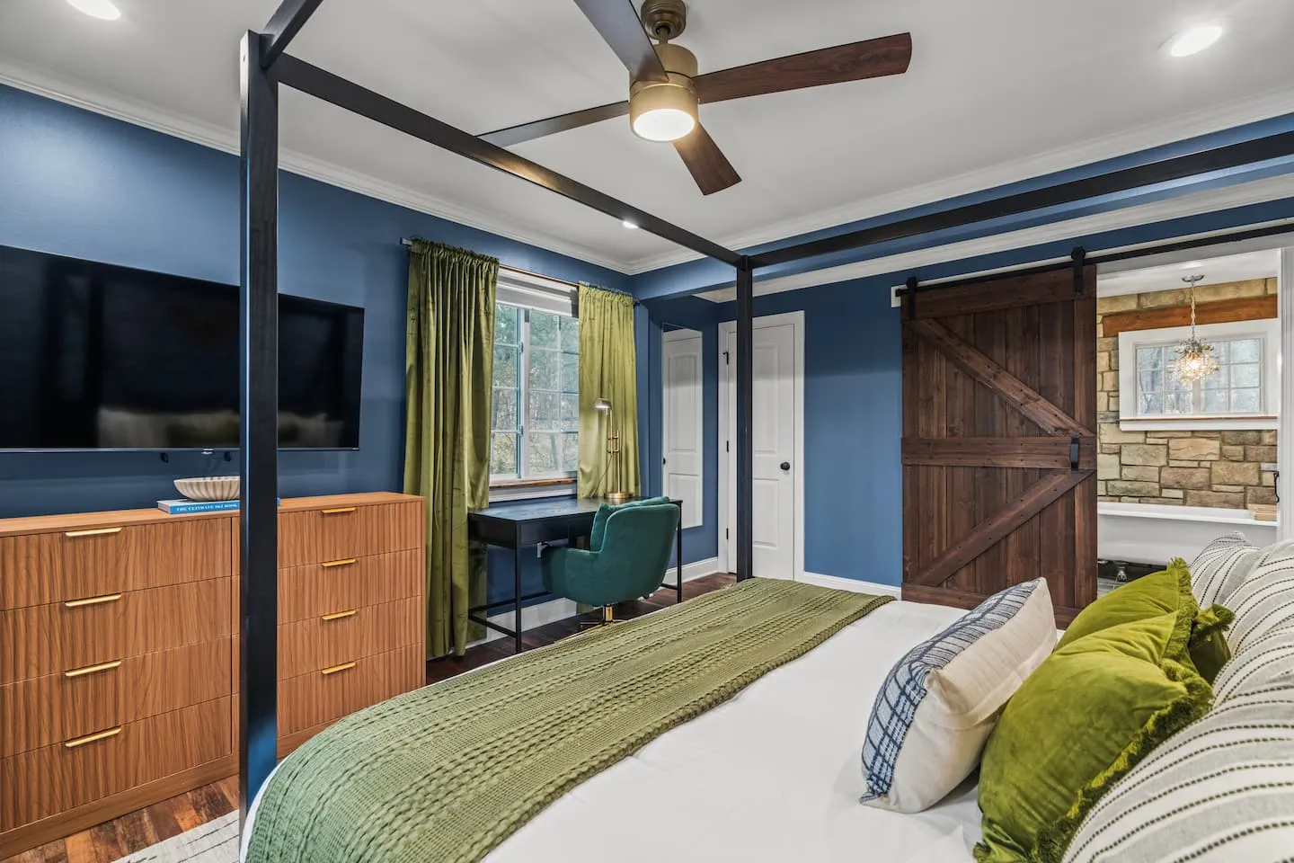 Honey Hollow: bedroom with ceiling fan and smart TV