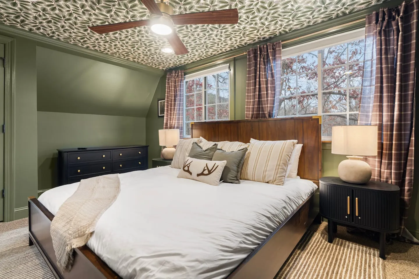 Honey Hollow: queen bedroom with patterned ceiling