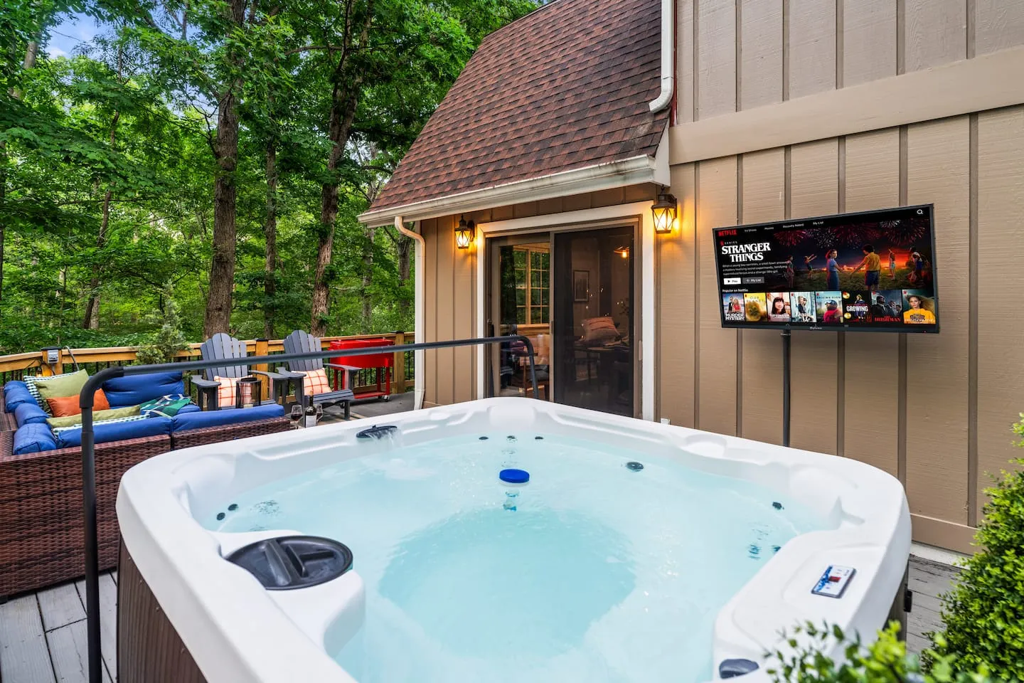 Honey Hollow: hot tub with outdoor TV