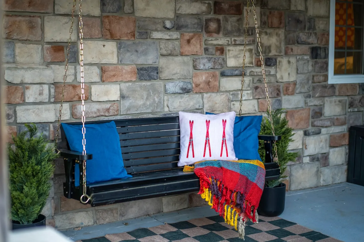 Honey Hollow: porch swing at the entry